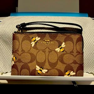 Coach corner zip wristlet in signature canvas w bee print